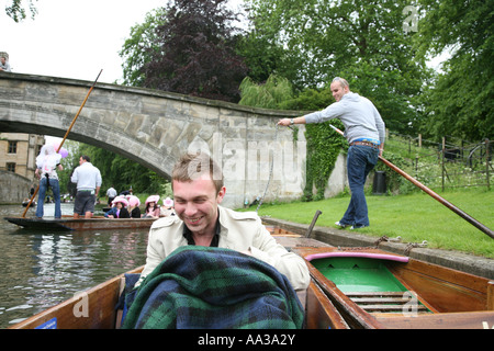 Touristen genießen Stechkahn fahren an einem Fluss in Cambridge Stadtzentrum Stockfoto