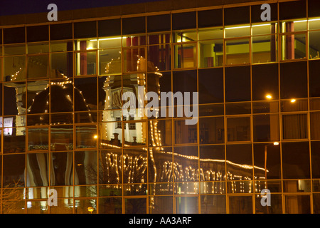 Alhambra Theatre, Bradford, UK nachts spiegelt sich in einem Gebäude Glasfront Stockfoto