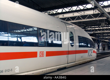 Optimierte europäischen express-Zug an der Plattform Brussels Midi Station Belgien Stockfoto