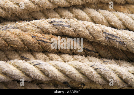 "alte Rope" aufgerollt auf Bootsdeck Stockfoto