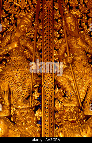 Geschnitzte Tür, Wat Phra Si ratana sasadaram, Wat Phra Kaeo, Bangkok, Bangkok, Thailand, Südostasien, Asien Stockfoto
