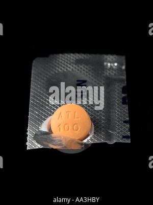 Einzelne Orange Atenolol 100-mg-Tablette Stockfoto