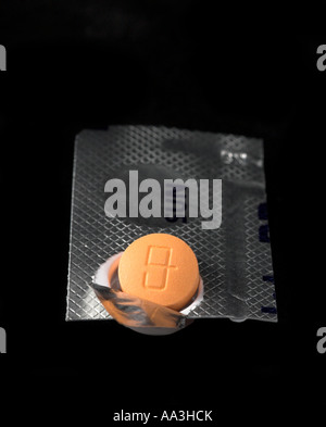 Einzelne Orange Atenolol 100-mg-Tablette Stockfoto