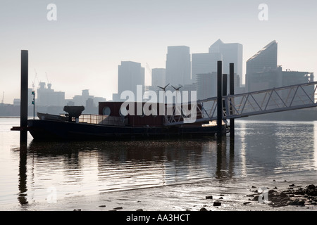 Ansicht von Canary Wharf, London in dunstige Sonne Stockfoto