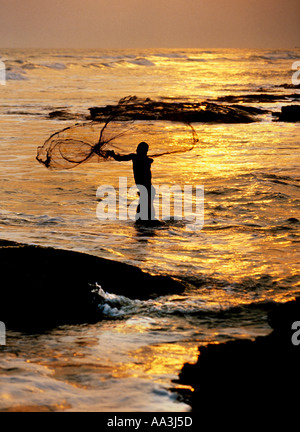 Ein Fischer sein Netz in der Nähe von Points Strand Accra Ghana auswarf Stockfoto