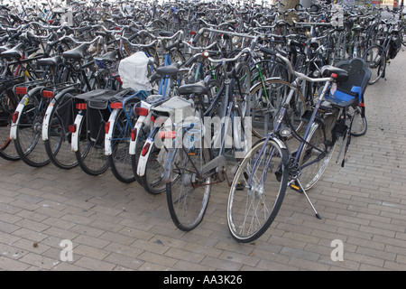 Push-Bikes in der niederländischen Stadt Groningen Niederlande Stockfoto