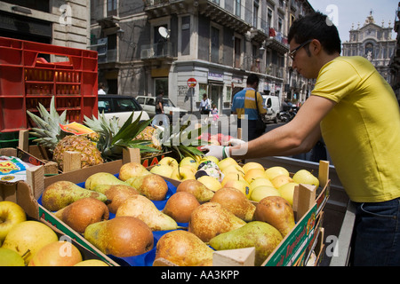 Obst Anbieter entladen frisches Obst vom LKW am Markt Catania-Sizilien-Italien Stockfoto