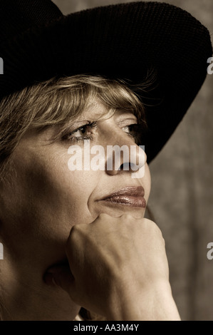 Nachdenklich romantische Frau in Hut-Gesicht-Porträt Stockfoto