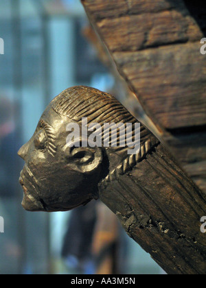 Holz-Schnitzerei eines Wikinger-Kopf im alten Schlitten in the Viking Ship Museum, Bigdoy, Oslo, Norwegen Stockfoto