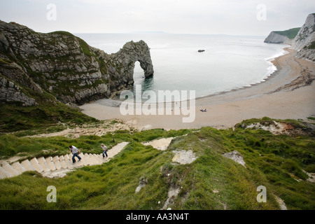 Stufen führen hinunter zum Strand bei Durdle Door in Dorset UK Stockfoto