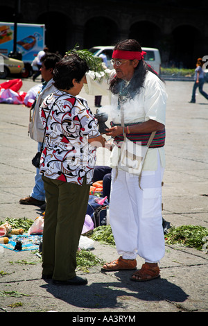 Männliche mexikanische Indianer praktizieren traditionellen Religion in Heilung Zeremonie, Zocalo, Plaza De La Constitución, Mexico City, Mexiko Stockfoto