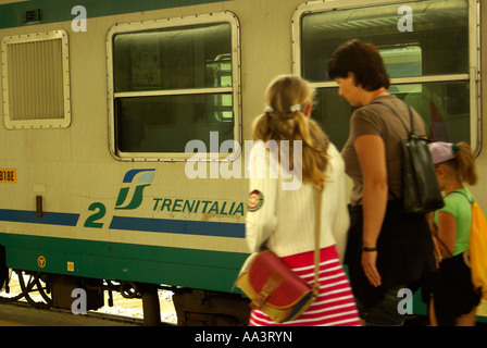 Passagiere von Bord gehen auf der Plattform von Trenitalia Zug in Italien Stockfoto