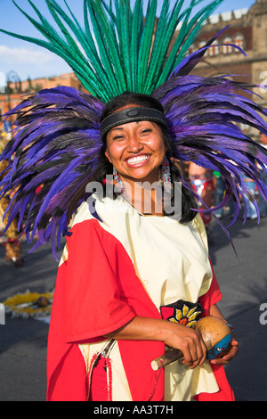 Weibliche mexikanische Indianer im traditionellen Kostüm und Kopfschmuck, Zocalo, Plaza De La Constitución, Mexico City, Mexiko Stockfoto