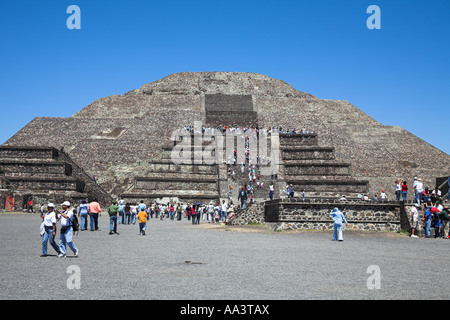 Touristen, Pyramide des Mondes, Piramide De La Luna, archäologische Stätte Teotihuacan, Teotihuacan, Mexiko-Stadt, Mexiko Stockfoto