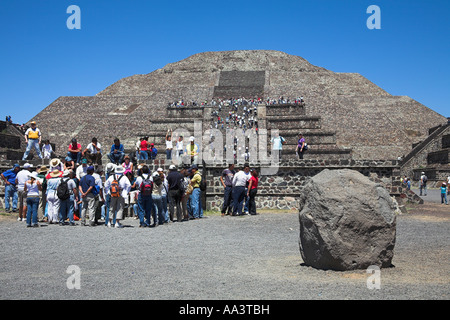 Touristen, Pyramide des Mondes, Piramide De La Luna, archäologische Stätte Teotihuacan, Teotihuacan, Mexiko-Stadt, Mexiko Stockfoto