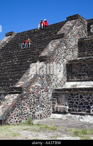 Touristen auf Pyramide Schritte, Plaza De La Luna, archäologische Stätte Teotihuacan, Teotihuacan, Mexiko-Stadt, Mexiko Stockfoto