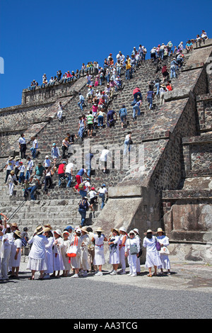 Touristen, Pyramide des Mondes, Piramide De La Luna, archäologische Stätte Teotihuacan, Teotihuacan, Mexiko-Stadt, Mexiko Stockfoto