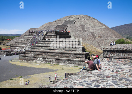 Touristen, Pyramide des Mondes, Piramide De La Luna, archäologische Stätte Teotihuacan, Teotihuacan, Mexiko-Stadt, Mexiko Stockfoto