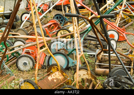 Alten verworfen und verrostet Hand Rasenmäher in einem recycling-depot Stockfoto