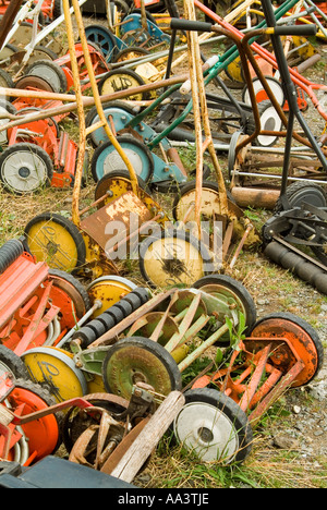 Alten verworfen und verrostet Hand Rasenmäher in einem recycling-depot Stockfoto