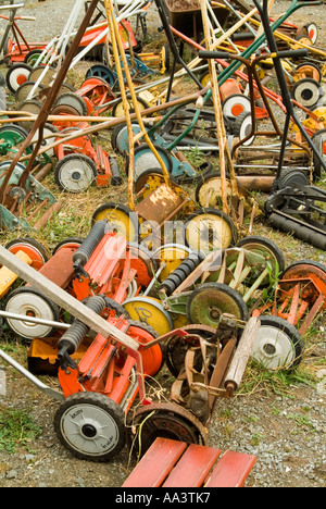 Alten verworfen und verrostet Hand Rasenmäher in einem recycling-depot Stockfoto