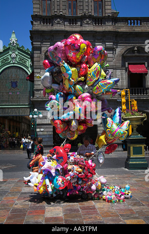 Man verkaufte bunte Luftballons und Spielzeug auf dem Bürgersteig, Avenida Reforma, Puebla, Mexiko Stockfoto