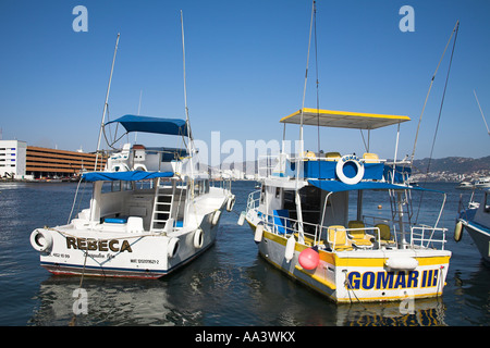 Zwei Boote vertäut im Hafen von Acapulco, Bundesstaat Guerrero, Mexiko Stockfoto