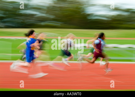 Kinder, die im Wettbewerb in der Schule Leichtathletik Stockfoto