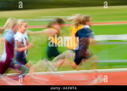 Kinder, die im Wettbewerb in der Schule Leichtathletik Stockfoto