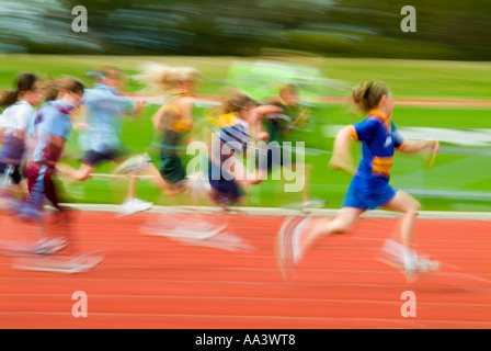 Kinder, die im Wettbewerb in der Schule Leichtathletik Stockfoto