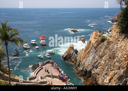 Cliff Taucher, Clavadistas, warten darauf, von den Klippen bei La Quebrada, Zuschauer und Boote, Acapulco, Bundesstaat Guerrero, Mexiko tauchen Stockfoto