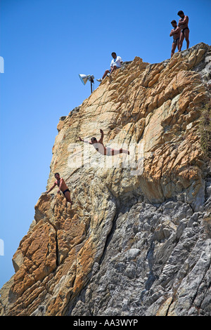 Klippenspringer, ein Clavadista Tauchen vor den Klippen von La Quebrada, Acapulco, Bundesstaat Guerrero, Mexiko Stockfoto