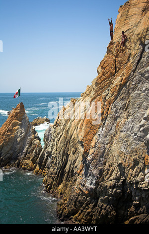 Klippenspringer, ein Clavadista Tauchen vor den Klippen von La Quebrada, Acapulco, Bundesstaat Guerrero, Mexiko Stockfoto