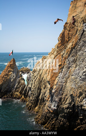 Klippenspringer, ein Clavadista Tauchen vor den Klippen von La Quebrada, Acapulco, Bundesstaat Guerrero, Mexiko Stockfoto