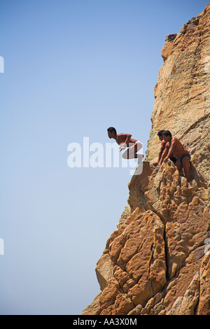 Klippenspringer, ein Clavadista Tauchen vor den Klippen von La Quebrada, Acapulco, Bundesstaat Guerrero, Mexiko Stockfoto