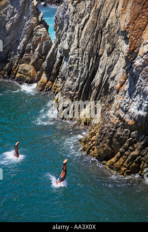 Zwei Felsen Taucher, Clavadistas, Tauchen vor den Klippen von La Quebrada, Acapulco, Bundesstaat Guerrero, Mexiko Stockfoto