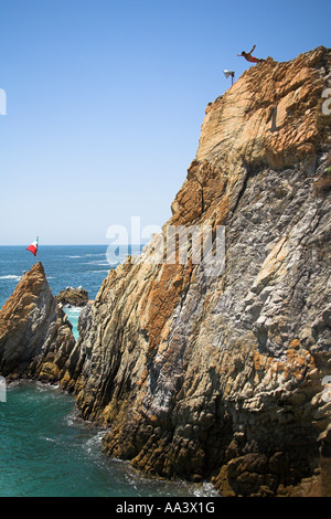 Klippenspringer, ein Clavadista Tauchen vor den Klippen von La Quebrada, Acapulco, Bundesstaat Guerrero, Mexiko Stockfoto