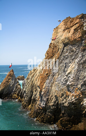 Klippenspringer, ein Clavadista Tauchen vor den Klippen von La Quebrada, Acapulco, Bundesstaat Guerrero, Mexiko Stockfoto