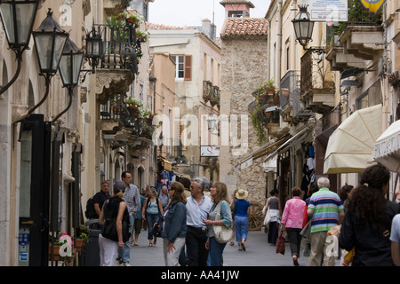 Samstag Nachmittag Menschenmenge shopping am Corso Umberto Taormina Sizilien Italien Stockfoto