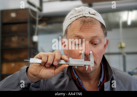 Handwerker ist seine Nase in Schiebe-Bremssattel Bremssattel spannen. Stockfoto