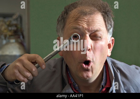 Handwerker sucht durch eine Schraube Schraubenschlüssel Stockfoto