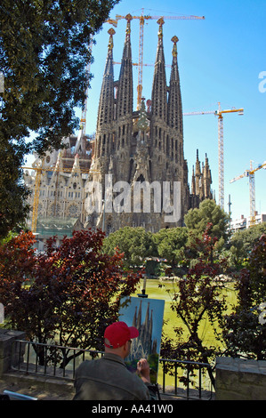 Maler malen auf seine Staffelei vor der nördlichen Fassade der Sagrada Familia, Kirche der Heiligen Familie Stockfoto