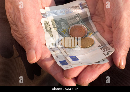 Ältere Womans Hände halten Euro Stockfoto