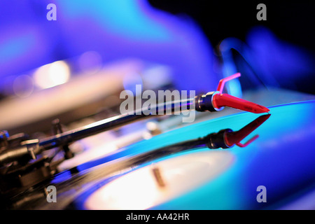 Nahaufnahme von einem blauen Vinyl Platten auf einem Drehteller mit rotem Kopf dreht. Stockfoto