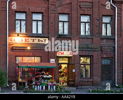 Kleiner Blumenladen am Abend, Omsk an den Flüssen Irtysch und Omka, Omsk, Sibirien, Russland, GUS, Europa, Stockfoto