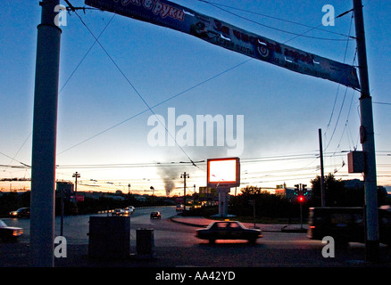 Zentrum der Stadt am Abend mit leuchtenden Werbung, Omsk an den Flüssen Irtysch und Omka, Omsk, Sibirien, Russland, GUS Stockfoto