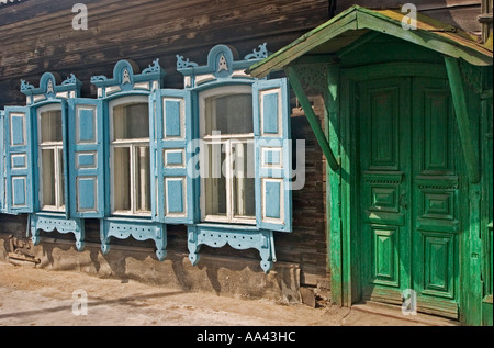 Eingang von einem alten hölzernen Stadthaus, Omsk an den Flüssen Irtysch und Omka, Omsk, Sibirien, Russland, GUS, Europa, Stockfoto