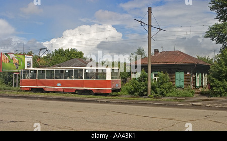 Alte Straßenbahn, alte Holzhaus, Omsk an den Flüssen Irtysch und Omka, Omsk, Sibirien, Russland, GUS, Europa, Stockfoto