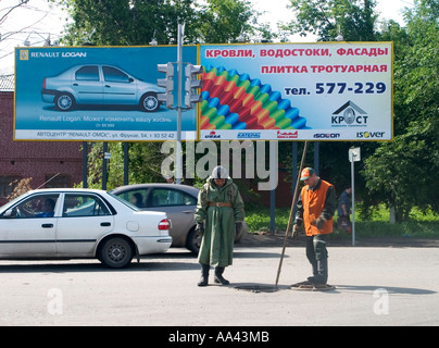 Straße Arbeiter am Straßenrand Kanal, Omsk an den Flüssen Irtysch und Omka, Omsk, Sibirien, Russland, GUS, Europa zu öffnen, Stockfoto