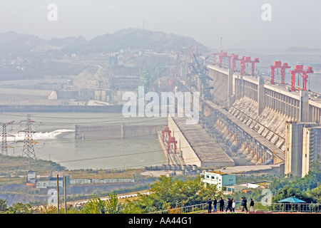 CHINA YANGTZE RIVER SANDOUPING chinesische Geschäftsleute anzeigen die drei-Schluchten-Damm-Website Stockfoto